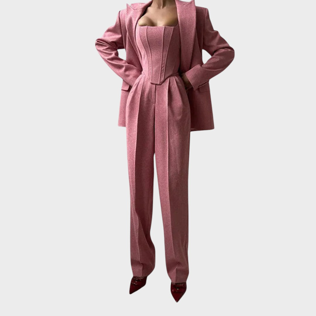 Каролина – Уникален Триделен Костюм за Стил и Комфорт