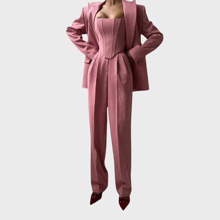 Каролина – Уникален Триделен Костюм за Стил и Комфорт