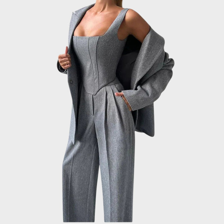 Каролина – Уникален Триделен Костюм за Стил и Комфорт