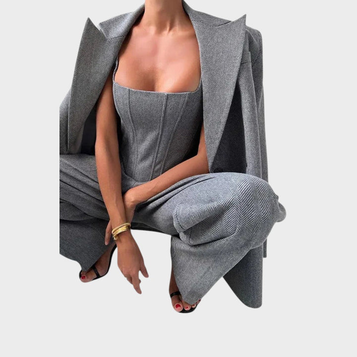 Каролина – Уникален Триделен Костюм за Стил и Комфорт