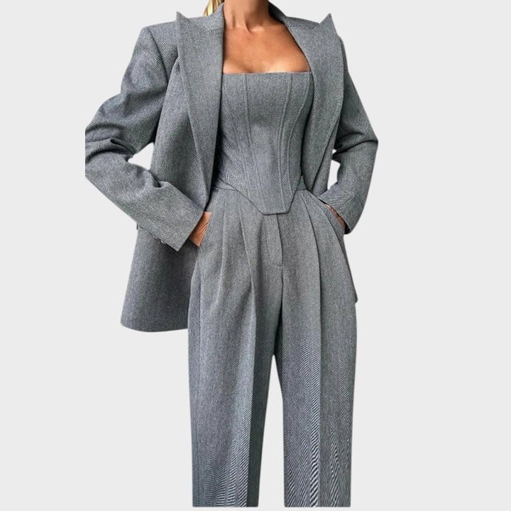 Каролина – Уникален Триделен Костюм за Стил и Комфорт