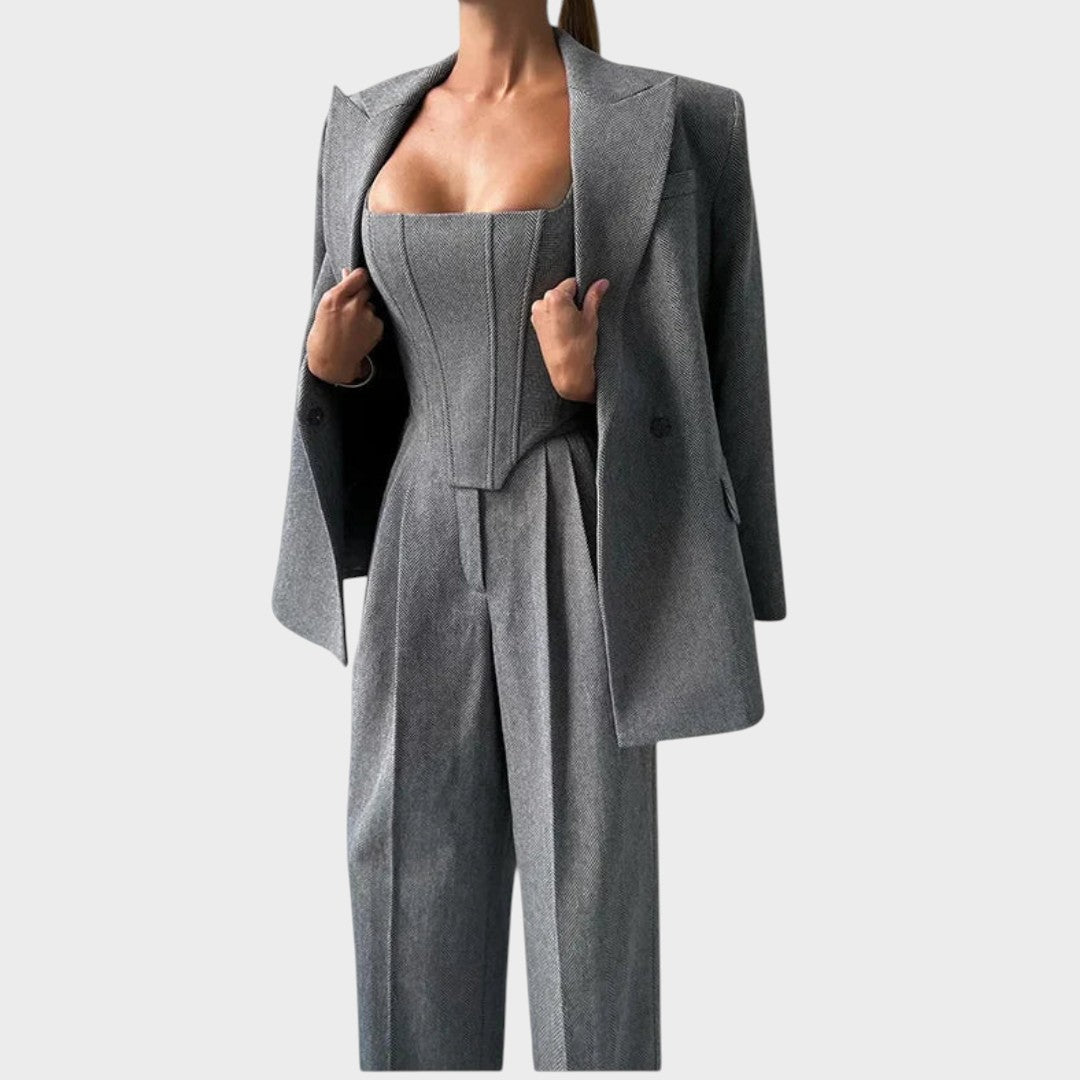 Каролина – Уникален Триделен Костюм за Стил и Комфорт