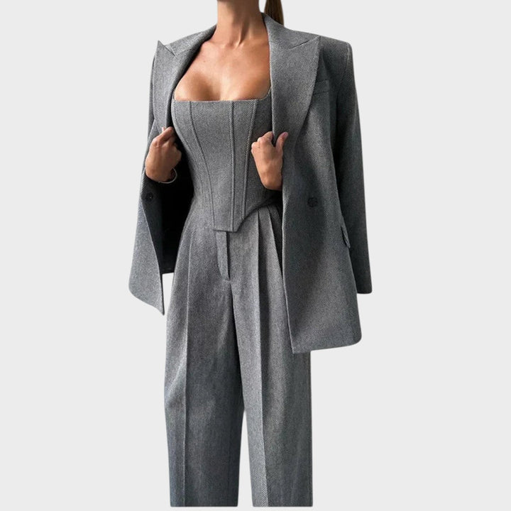 Каролина – Уникален Триделен Костюм за Стил и Комфорт