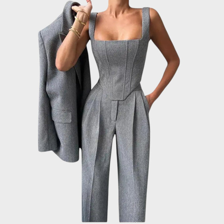 Каролина – Уникален Триделен Костюм за Стил и Комфорт