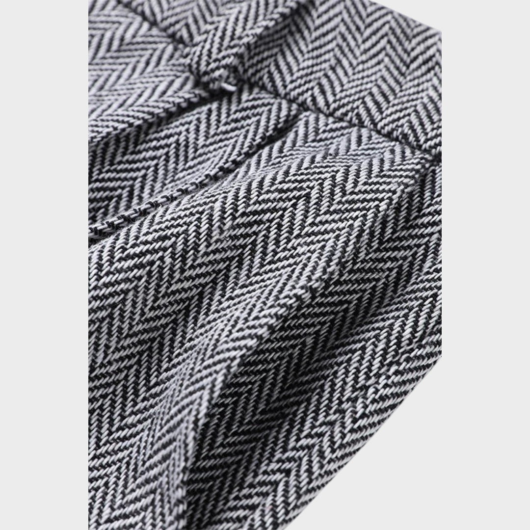 Каролина – Уникален Триделен Костюм за Стил и Комфорт