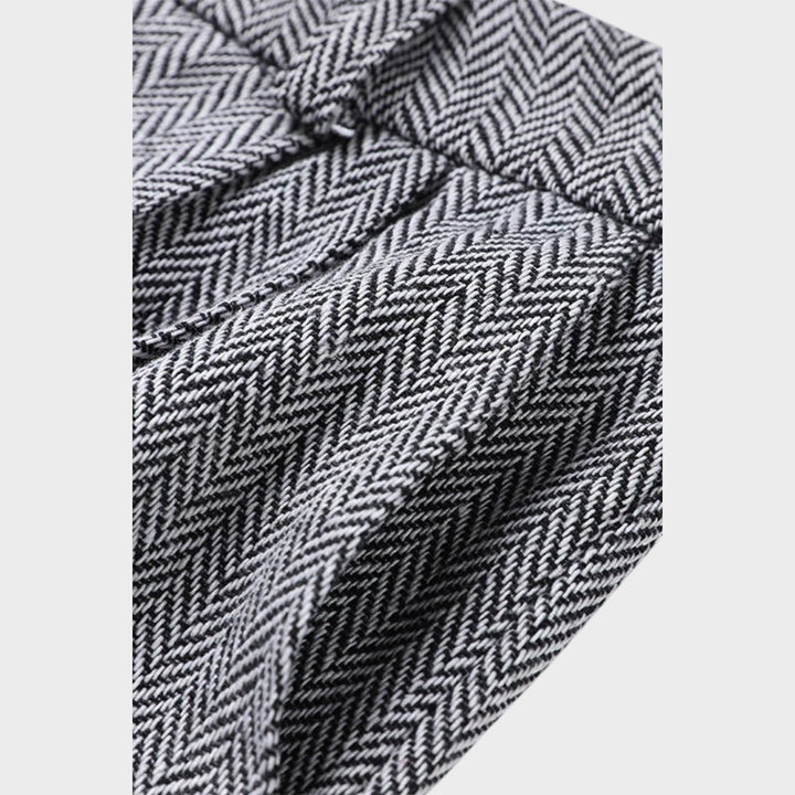 Каролина – Уникален Триделен Костюм за Стил и Комфорт