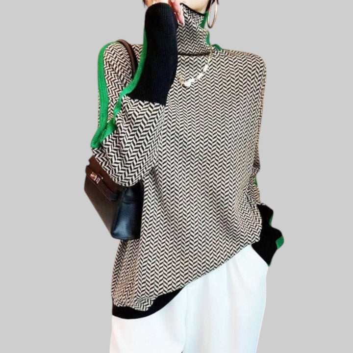 Елена – Стилен пуловер с висока яка и контрастни полоси